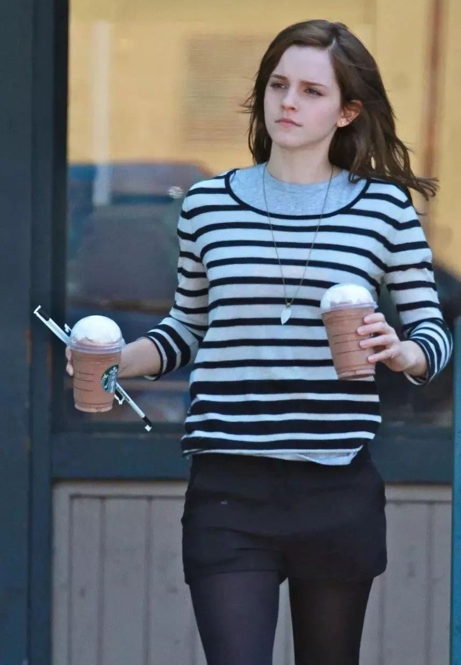 xuWtDCeU Emma Watson sexy legs and black shorts 02.jpg